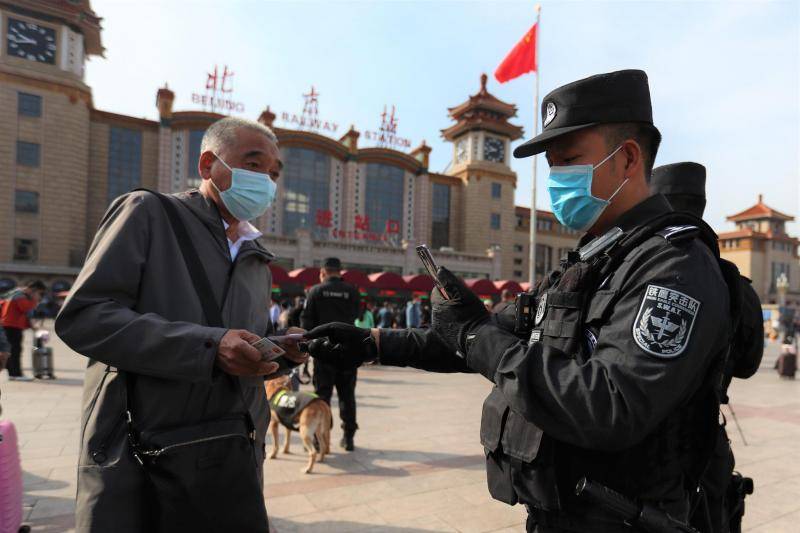 “双节”期间，北京铁路警方全力确保辖区治安秩序稳定。北京铁路警方供图