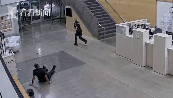 美国一男子闯入警局殴打警察 缠斗中抢走配枪