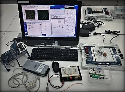 ▲虚拟仪器技术全面引入物理实验教学（左）、研发的锁相放大器达到国际先进水平（右）（来源：物理学院）