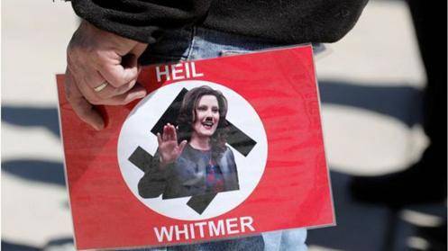 （图说：反封锁抗议者称惠特默为“希特勒”。图源：GETTY IMAGES）