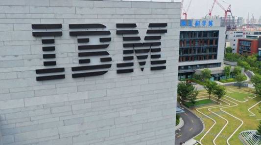 IBM宣布将分拆为两家公司，未来专注云计算和AI，股价大涨近6%