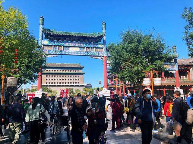 国庆假期北京特色商街人气高，前门大街、南锣鼓巷日均客流超8万