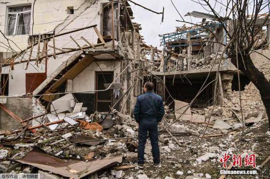 当地时间10月7日，在亚美尼亚和阿塞拜疆的武装冲突中，纳卡地区主要城市斯捷潘纳克特发生炮击之后，警察查看被炸毁的房屋。
