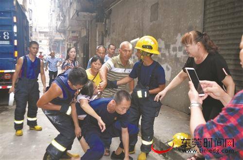 ■消防员弯腰背起晕厥女子直奔医院市消防救援支队供图