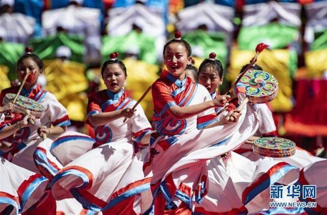 这是10月9日拍摄的西藏昌都解放70周年庆祝大会现场。当日，西藏昌都解放70周年庆祝大会在昌都市举行。新华社记者普布扎西摄