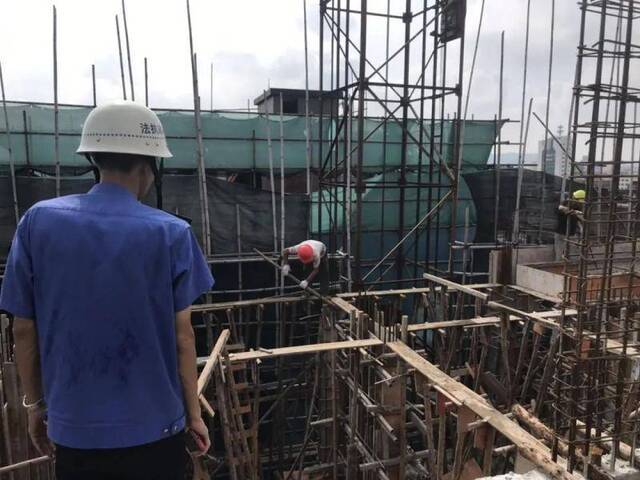 高8层还不满足，东莞一业主楼顶违法加建被强拆！