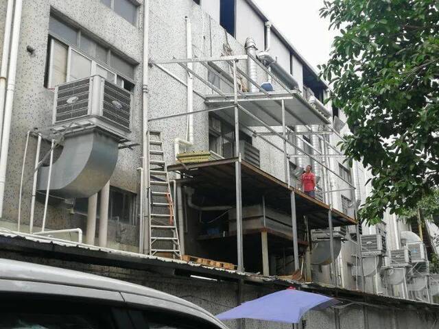 高8层还不满足，东莞一业主楼顶违法加建被强拆！
