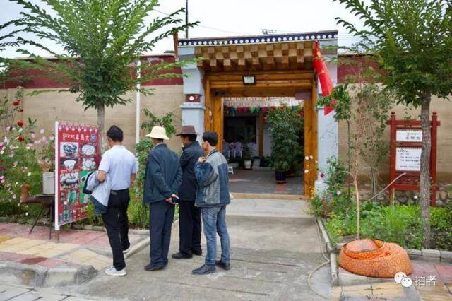 △ 8月4日，青海省黄南藏族自治州尖扎县尖扎滩乡德吉村，有游客到村民南吉搓的农家乐光顾。