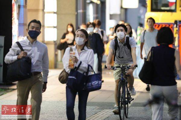 资料图片：7月2日，在日本东京，人们戴口罩出行。（新华社记者杜潇逸摄）