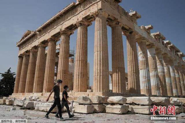 资料图：当地时间5月18日，希腊雅典，雅典卫城恢复向公众开放。