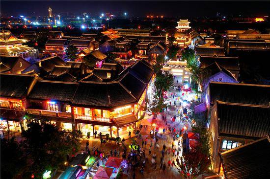  10月3日，游客在山东省青岛市即墨古城游览（无人机照片）。新华社发（梁孝鹏摄）