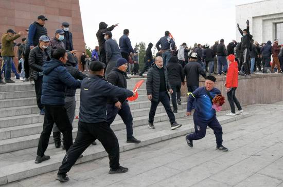 吉尔吉斯斯坦动荡加剧：前总统被暴力解救后遭枪击、现总统不见其人