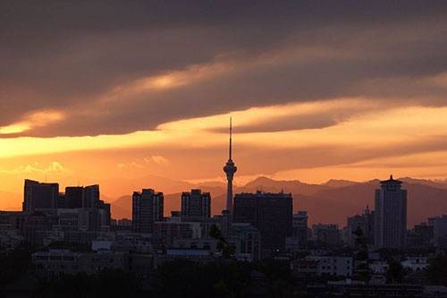 北京迎来大风天气，在景山远眺西山，晚霞靓丽(图)