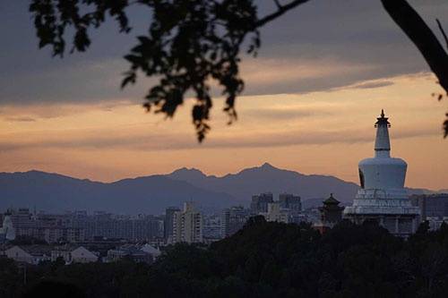 北京迎来大风天气，在景山远眺西山，晚霞靓丽(图)