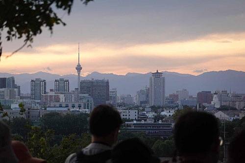 北京迎来大风天气，在景山远眺西山，晚霞靓丽(图)