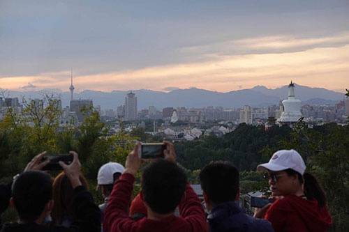 北京迎来大风天气，在景山远眺西山，晚霞靓丽(图)