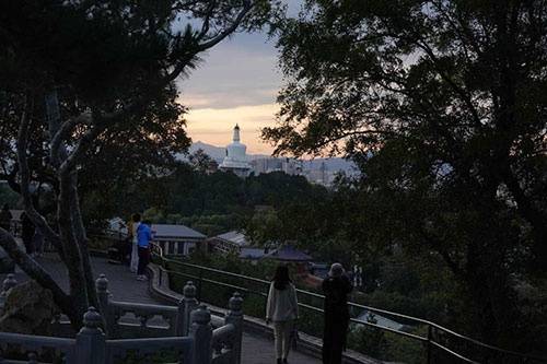 北京迎来大风天气，在景山远眺西山，晚霞靓丽(图)