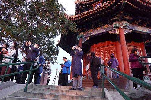 北京迎来大风天气，在景山远眺西山，晚霞靓丽(图)