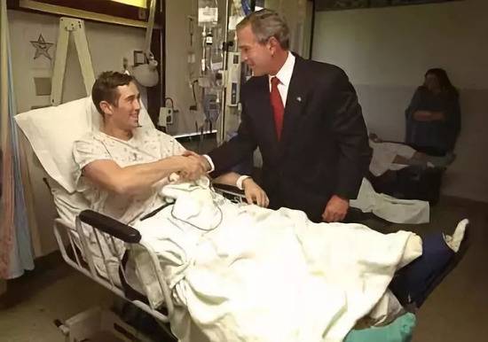 ·伊拉克战争期间，时任美国总统小布什曾多次前往医疗中心视察工作、慰问伤兵。