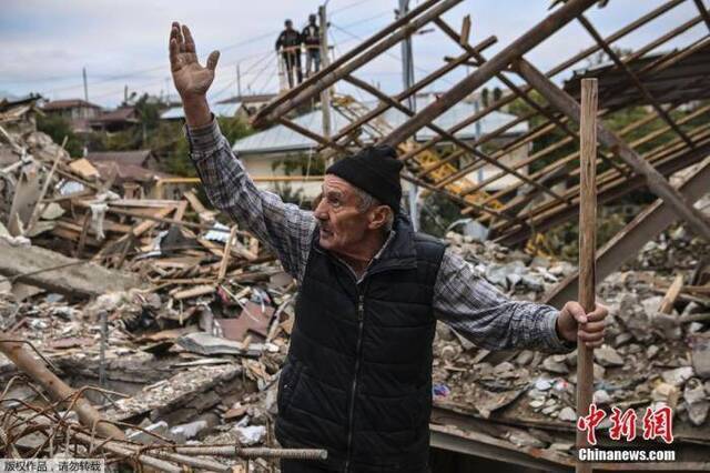 资料图：当地时间10月10日，纳卡地区斯捷潘纳克特，受冲突影响，道路、建筑物及车辆受损严重。