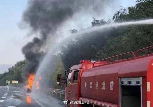 高速公路回应消防车救火被收通行费：为无牌地方消防救援车