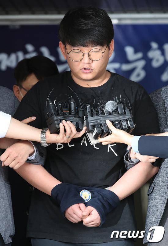  5月18日，文亨旭被韩国警方公开示众（news 1）