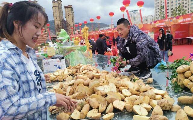 “马铃薯美食节”即将举行，工作人员正在进行准备工作。新京报记者周怀宗摄