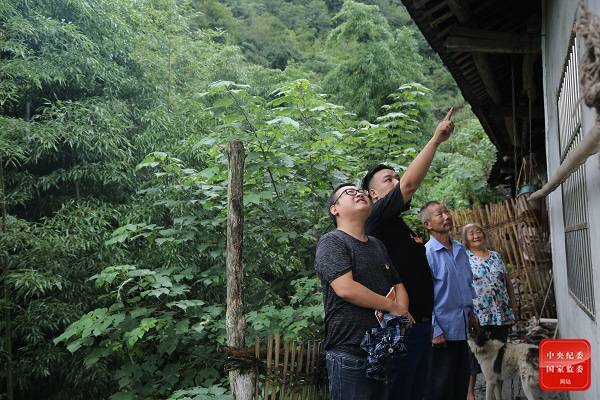 镜头  监督保障贫困农户实现安居梦