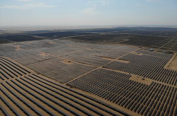 全国最大沙漠集中式光伏发电基地在库布其沙漠建成