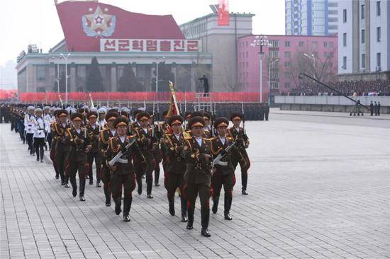 ·朝鲜人民军参加阅兵开始前的分列式