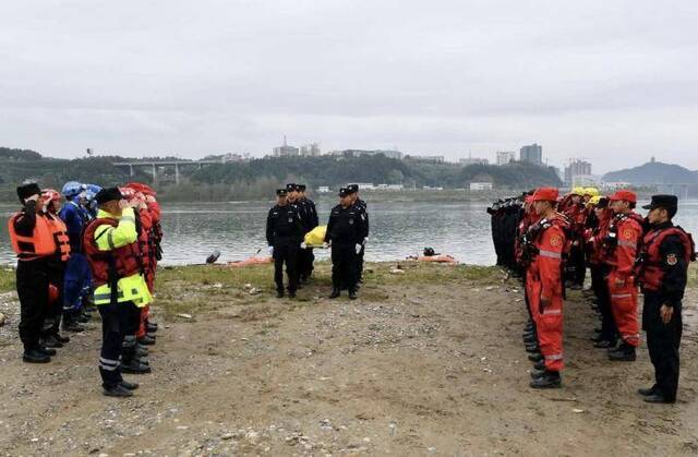 跳江救人民警遗体被打捞上岸，警号035225，“归队”