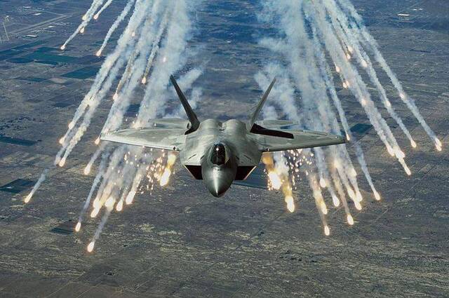 美军F-22战斗机释放干扰弹