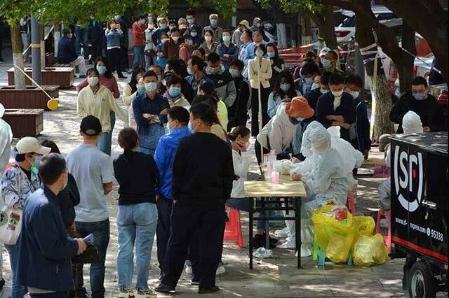 青岛市民在排队进行核酸检测。图源：新京报网