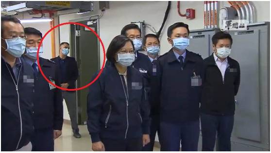 蔡英文视察乐山雷达站，照片中可见有美方人员跟随。图源：台湾中时新闻网