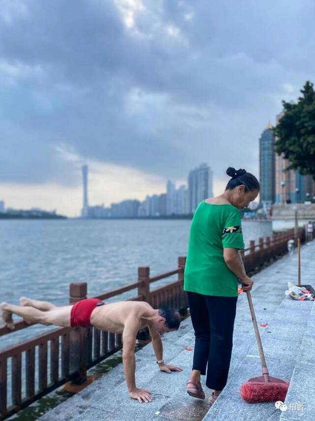 △“俯卧撑”。2020年8月16日，海印公园亲水平台，一位市民畅游完珠江后上岸，双脚搭在围栏上练习俯卧撑。一旁，清洁工人开始一天的工作。