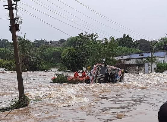 印度南部海德拉巴市暴雨成灾 致11人死亡
