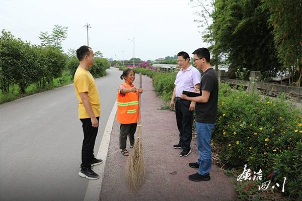 市纪检监察干部走访查看精准扶贫对象的公益性岗位上岗情况（杨洪野摄）