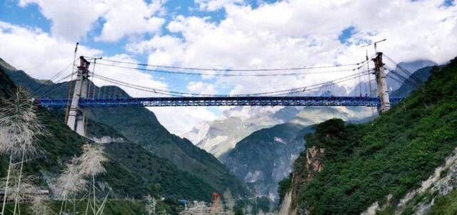 悬索桥上也能跑火车？世界首座大跨度铁路专用悬索桥钢梁成功合龙