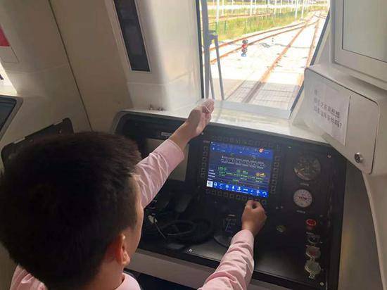 从宝山到闵行 上海地铁15号线进入列车上线调试阶段