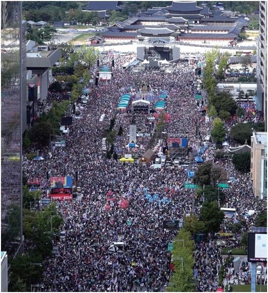 ·2019年10月，韩国民众在光华门广场发起“曹国辞职”“文在寅下台”抗议集会。