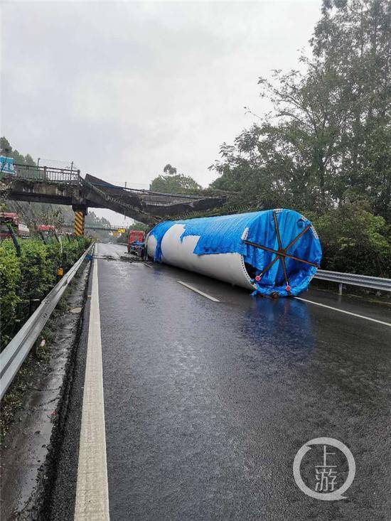 沪渝高速大型车载圆柱体滚落：天桥垮塌 已交通管制车辆需绕行