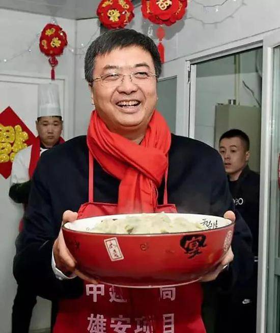 △2018年春节期间，陈刚与雄安新区建设者一起包饺子、过年