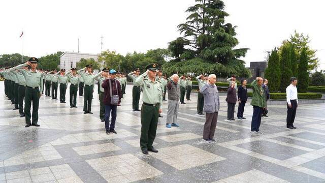 今天，七位抗美援朝老兵走进上海武警军营……