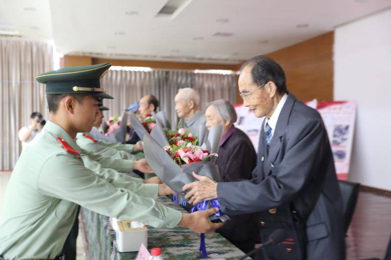 今天，七位抗美援朝老兵走进上海武警军营……