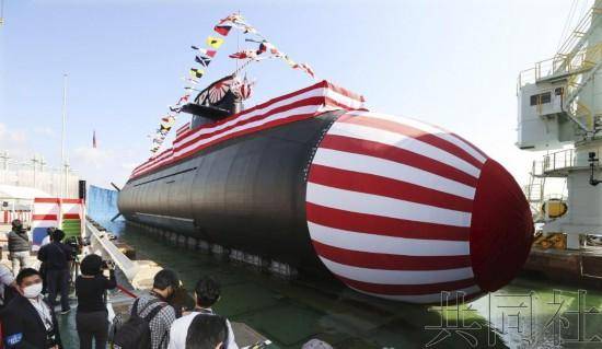 “大鲸”号潜艇下水。