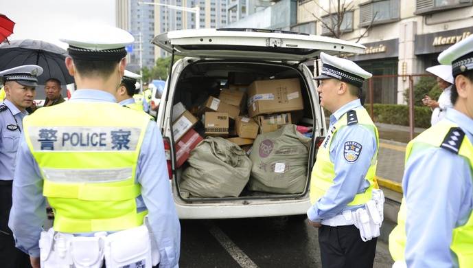 客车私装冰柜运货涉案人员被刑拘，上海交警集中治理“客载货”及非法改装