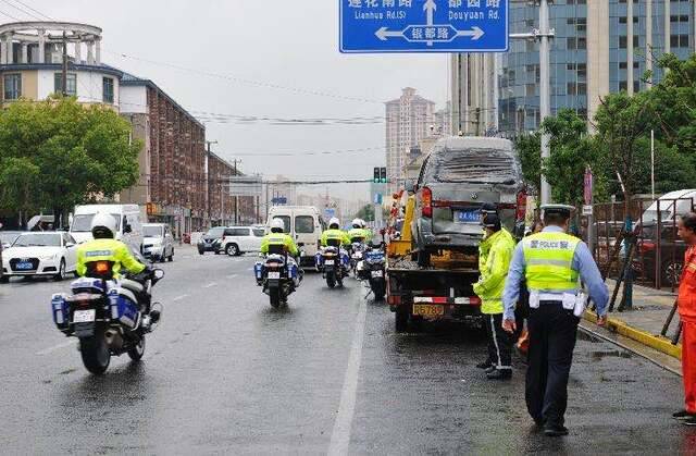 客车私装冰柜运货涉案人员被刑拘，上海交警集中治理“客载货”及非法改装