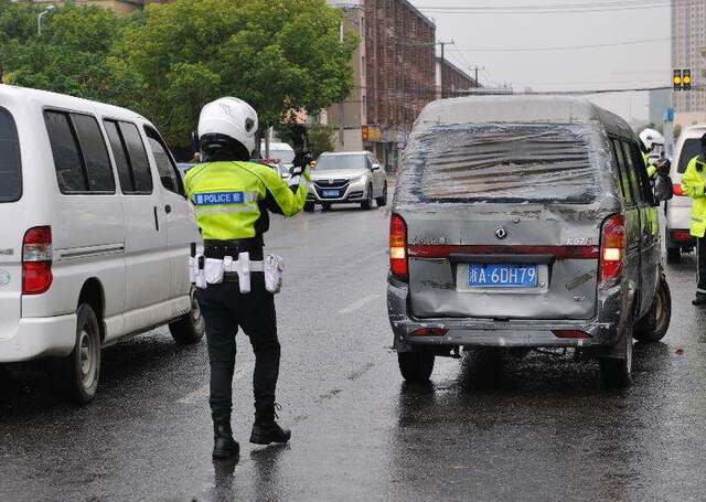 客车私装冰柜运货涉案人员被刑拘，上海交警集中治理“客载货”及非法改装