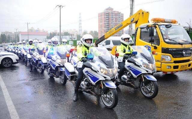 客车私装冰柜运货涉案人员被刑拘，上海交警集中治理“客载货”及非法改装