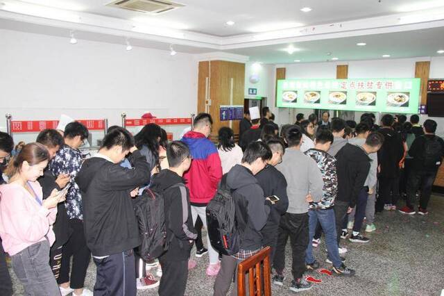 学生在食堂内排队购买云南施甸特色米线西安交通大学供图